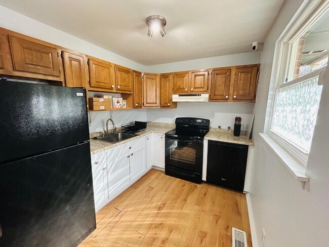 Building Photo - 900 Newcombe Rd