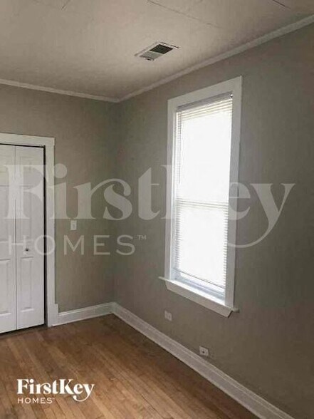 Building Photo - 2738 Ridgeland Ave