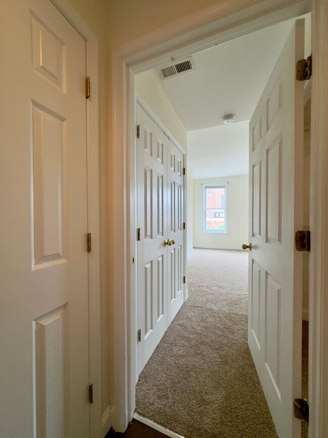 Building Photo - Inviting 3-Bedroom Single Family Townhome ...