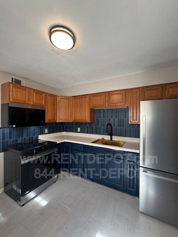 Building Photo - 1303 S St James Blvd