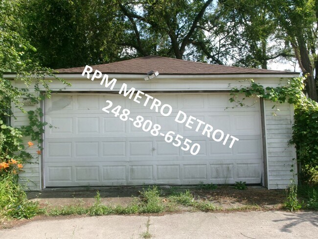 Building Photo - UPDATED COLONIAL HOME IN DETROIT