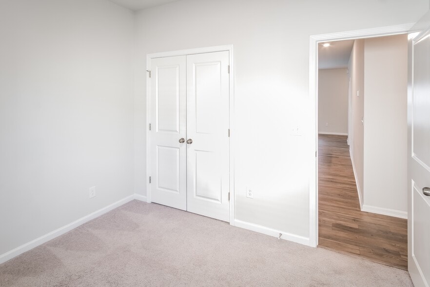 Building Photo - 120 S Reindeer Rd