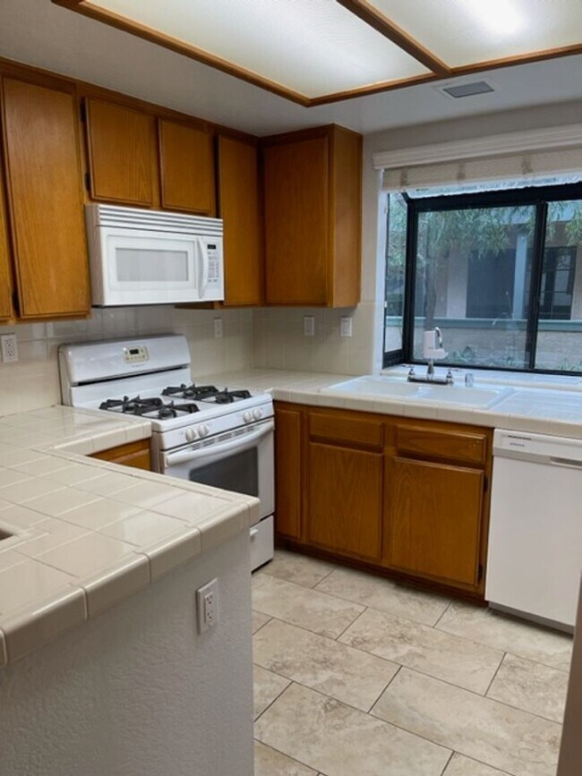Building Photo - Large 2 Bedroom, 2 Bath Condo with 2 Parki...
