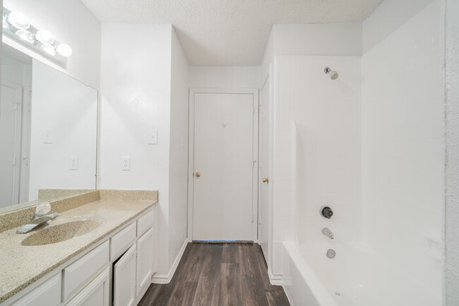 Building Photo - Wyngate Townhomes 3923D