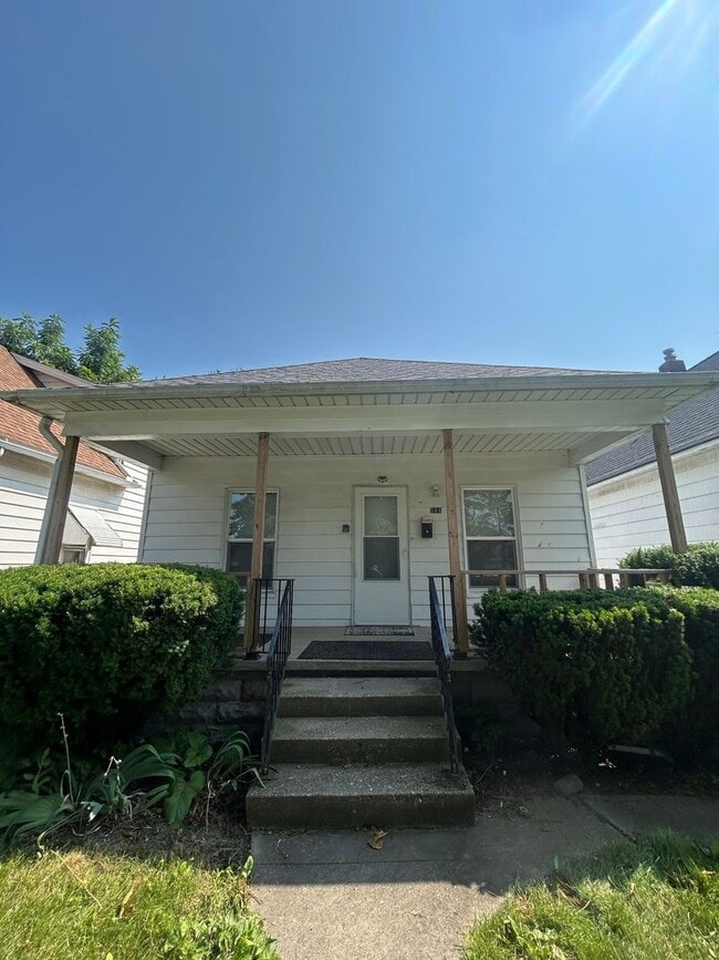 Building Photo - Comfortable Single-Family Home for Rent