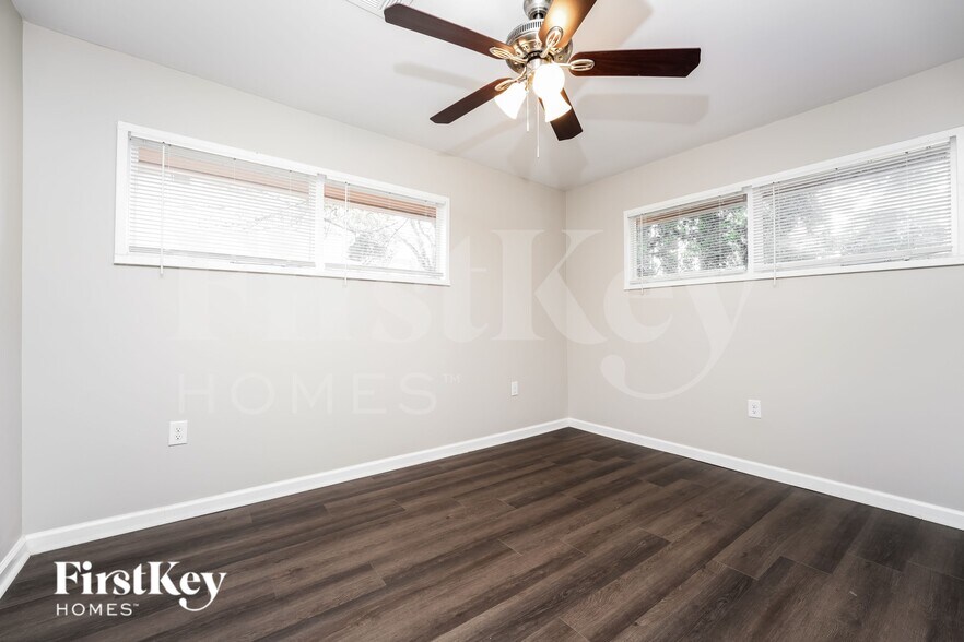 Building Photo - 3425 Pinehill Dr
