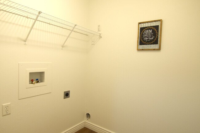 Building Photo - Large Family Home Ready for You!!