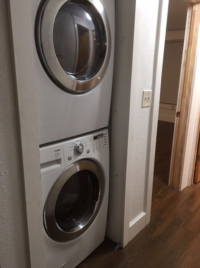 Building Photo - CHARMING 2 BEDROOM, 1 BATH HOME WITH SPACI...