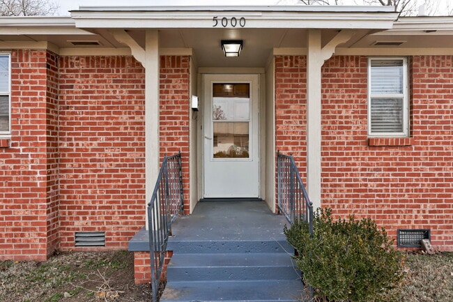 Building Photo - 5000 N Linn Ave