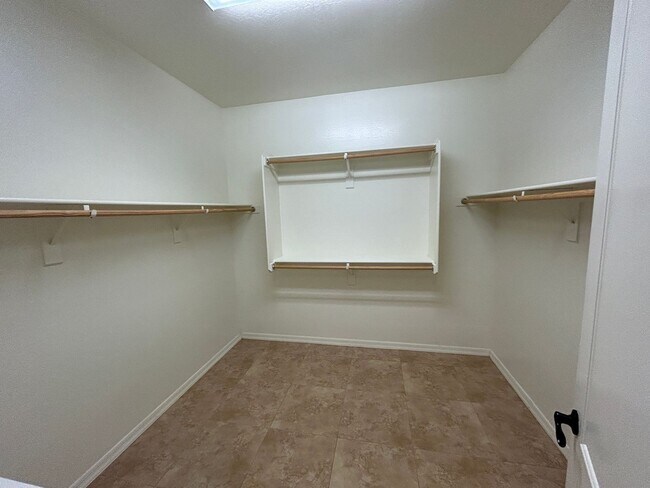 Building Photo - 18627 W North Ln