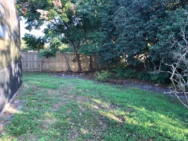Building Photo - MOVE IN NOW! 4x3 Screened in pool home!!! ...