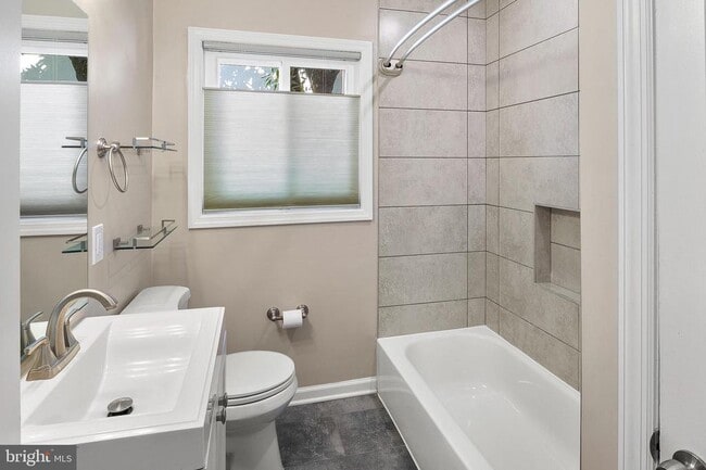 Building Photo - 4621 Greenhill Ave