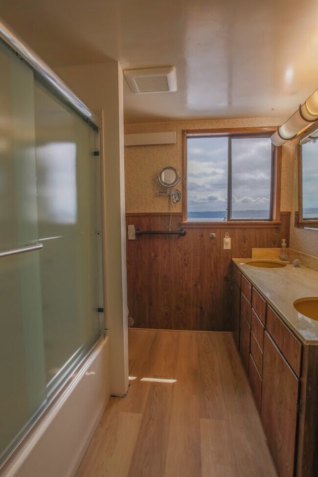 Building Photo - Gorgeous Langley Home With Water View and ...