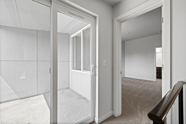 Building Photo - Spacious 3 Bed / 3.5 Bath Seattle Townhome!