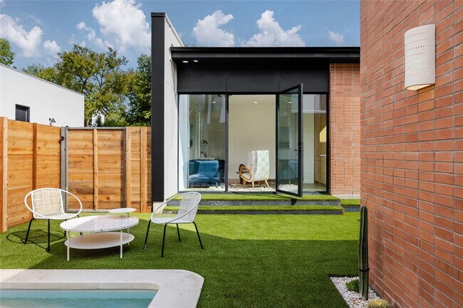 Building Photo - 2112 Lawnmont Ave