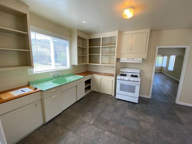 Building Photo - 1+ Bed 1 Bath, Single Family Home In Martinez