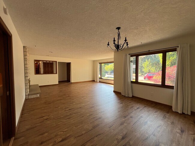 Building Photo - 5005 Eureka Way