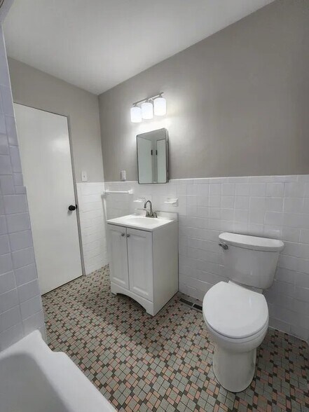 Building Photo - 920 S 74th St