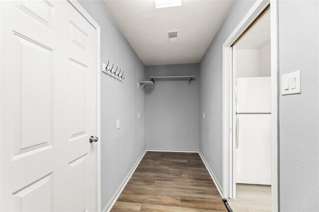Building Photo - 419 Capehill Dr