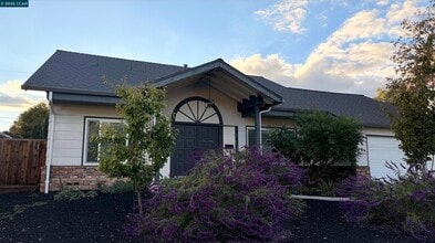 Building Photo - 913 Dartmouth Way