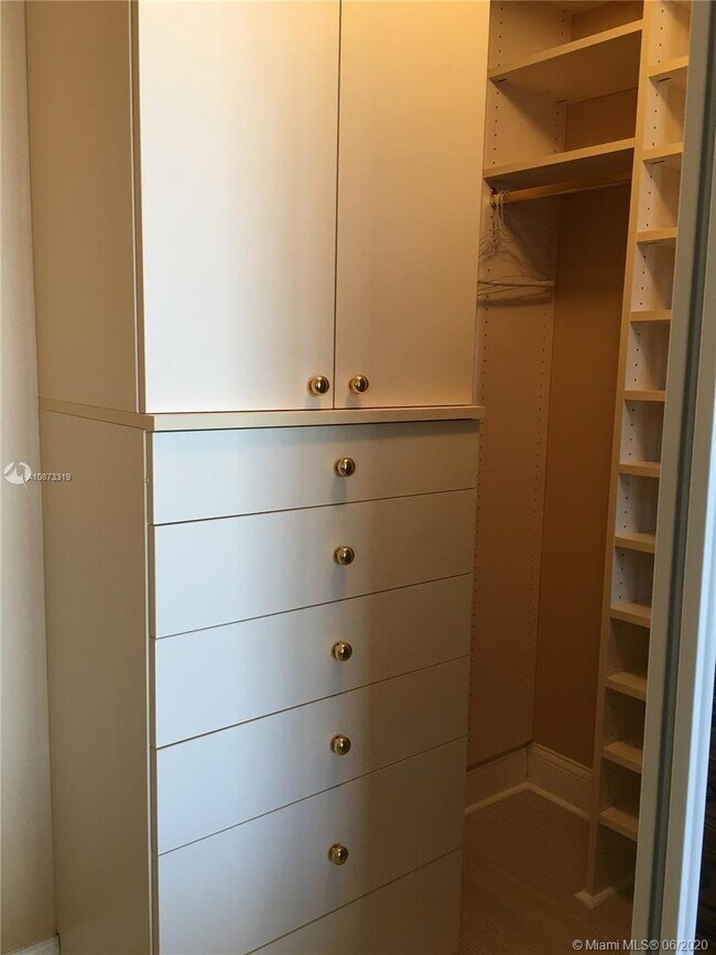 Building Photo - 100 S Birch Rd