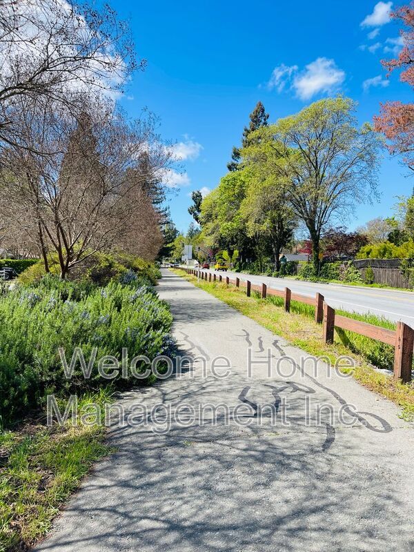 Building Photo - 2561 Olympic Blvd