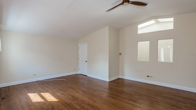 Building Photo - 5510 S Cornell Ave