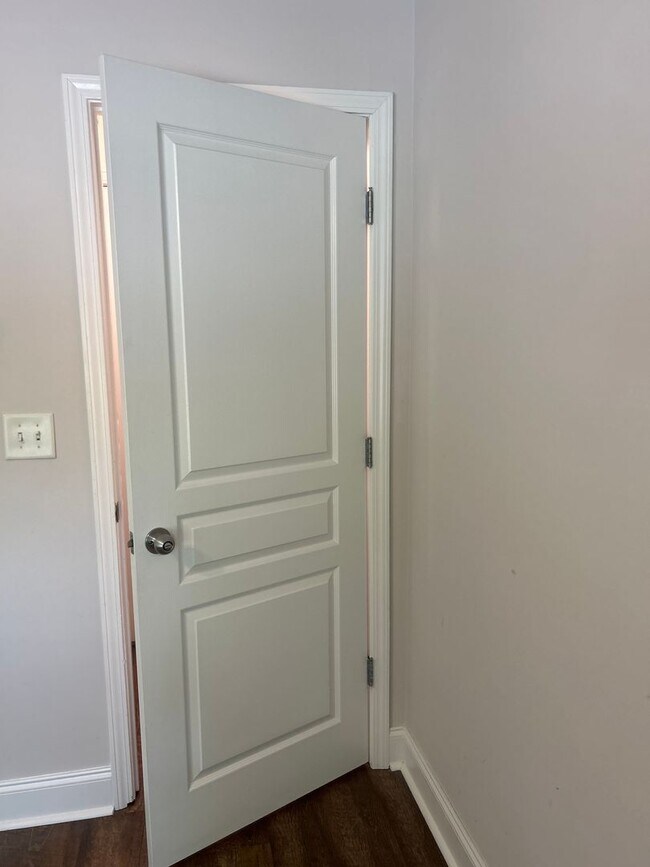 Building Photo - Three Bedroom Townhouse Available!