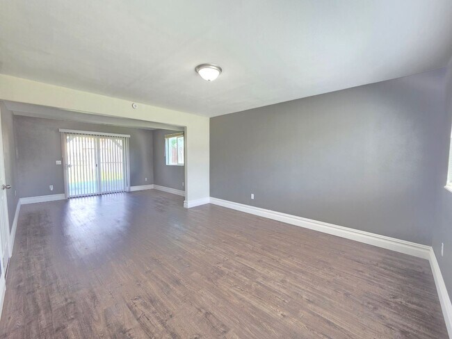 Building Photo - $2,800 - 3 Bed / 2 Bath Beautiful and Spacious Home with a Fully Fenced backyard
