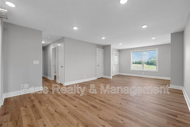 Building Photo - 7847 US-41