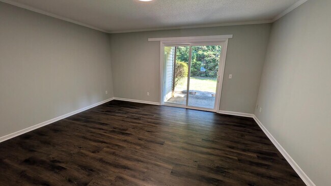 Building Photo - 102 Lynn Cir