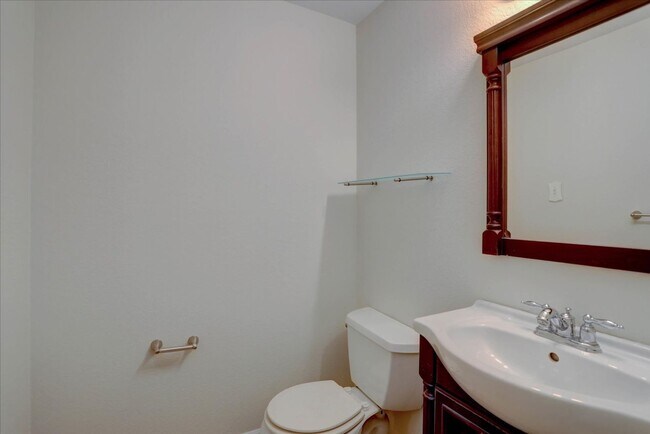 Building Photo - 2+ bedrooms 2.5 bathrooms