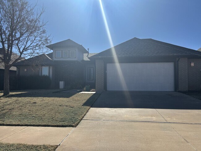 Building Photo - INCREDIBLE 3 Bedroom Home with Theater room!!