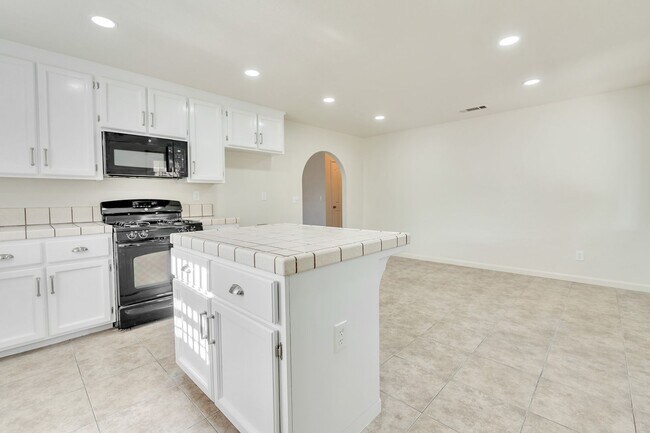 Building Photo - BEAUTIFUL 4 BEDROOM HOME WITH SWIMMING POOL!