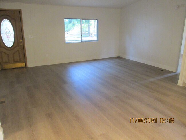 Building Photo - Country Living !  Huge lot !  3 bedroom an...