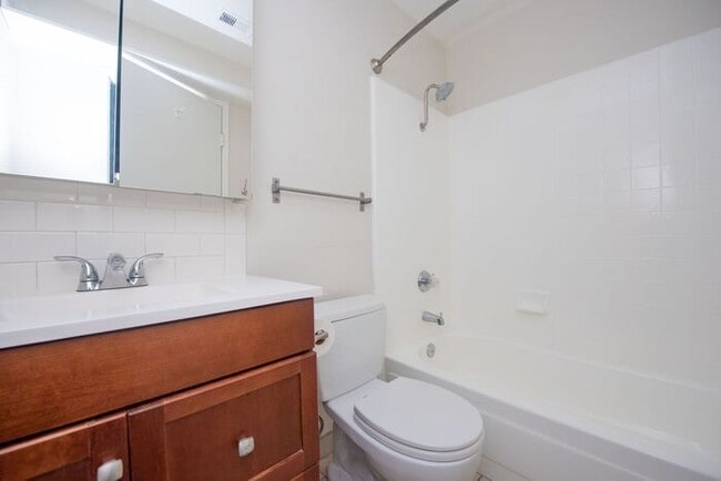 Building Photo - Huntington Beach Townhouse