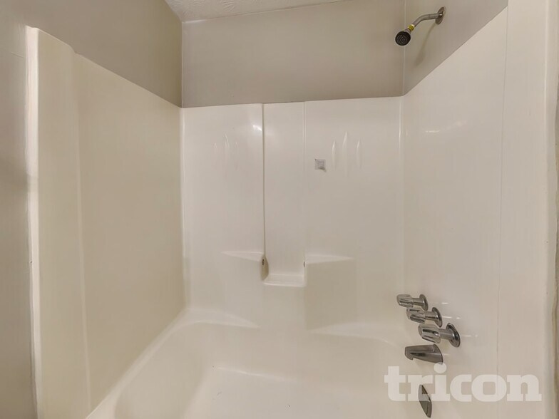 Building Photo - 2906 Deshong Dr SW