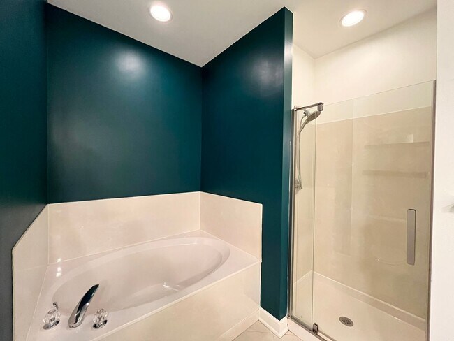 Building Photo - Spacious 2BD, 2BA Condo in a Prime Locatio...