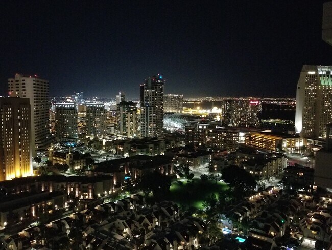 Building Photo - Electra! Spectacular Water and City views ...