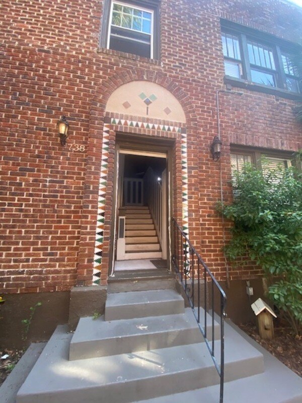 Building Photo - 2738 Riverside Ave