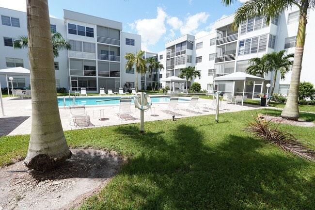 Building Photo - 3000 Sunrise Lakes Dr W