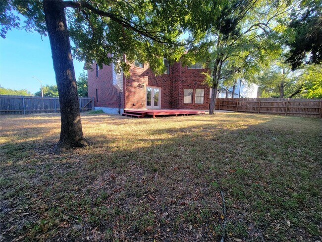 Building Photo - 809 Dogwood Trail