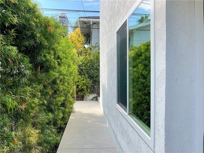 Building Photo - 206 Avenida Victoria