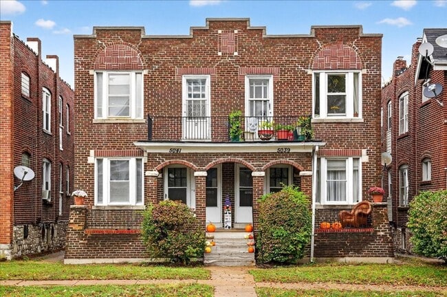 Building Photo - Sh'Cuuute!