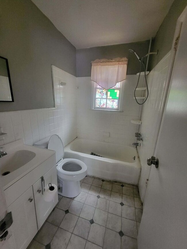 Building Photo - 3 Bedroom, 1 Bath house