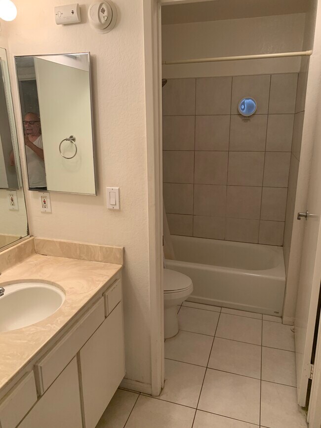 Tub Shower - 340 N Hayworth Ave