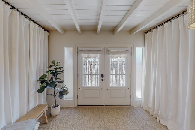 Building Photo - 1610 Las Lomas Rd NE