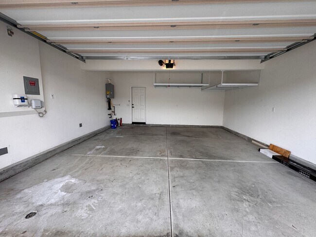 Building Photo - Beautiful 5 Bedroom 3 Bathroom Home Built in 2021