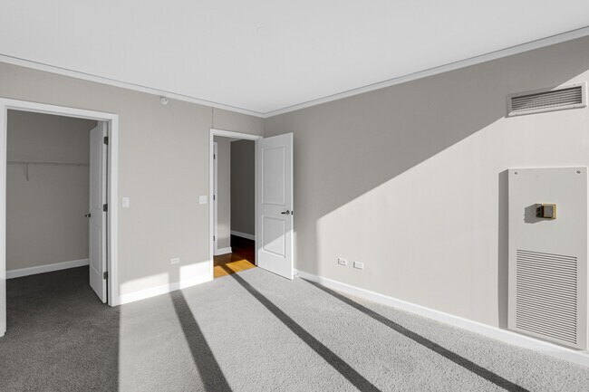 Building Photo - 225 N Columbus Dr