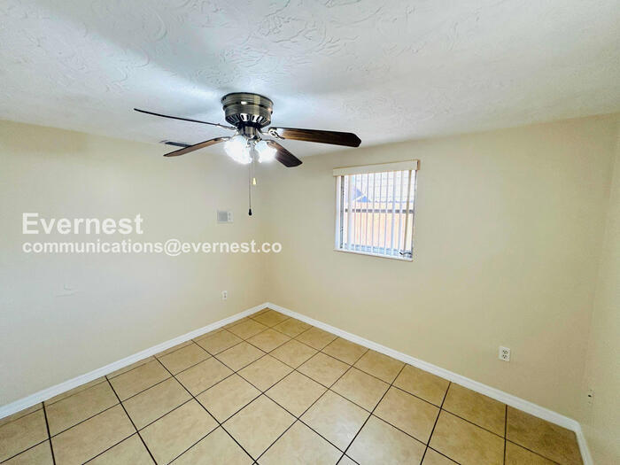 Building Photo - 2127 Erin Dr